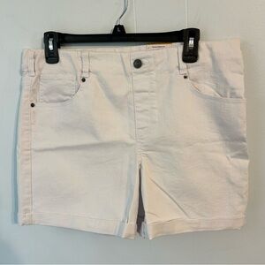 Women's white large 12-14  time and tru white Shorts elastic waist pull on  H-11